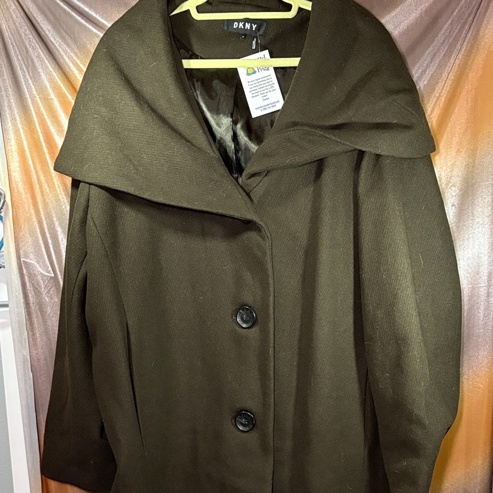 DKNY‎ Dark Olive Green Wool Coat with Wide Collar. Bag ZZ